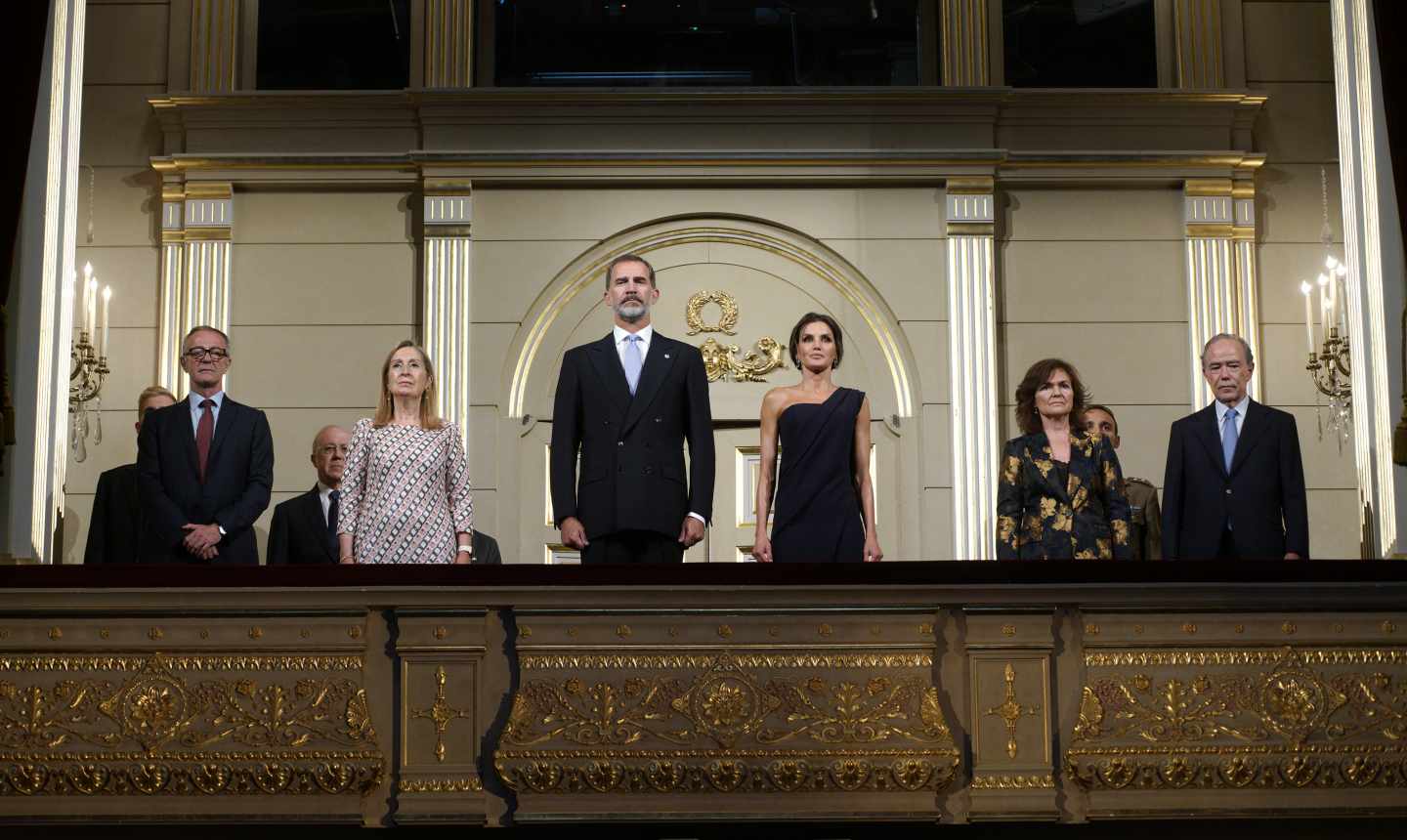 El proces vuela sobre el Teatro Real