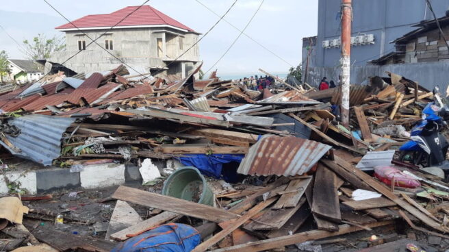 Aumenta a 832 el balance de muertos por los terremotos y el tsunami en Indonesia