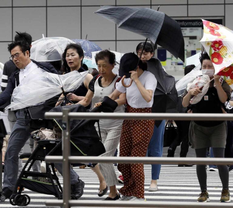 Japón, golpeado por el tifón más letal en 25 años con vientos de más de 210 km/hora