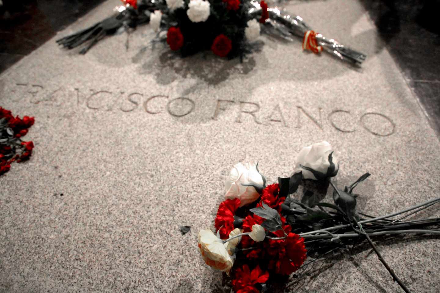 Lápida de Franco en el Basílica del Valle de los Caídos.
