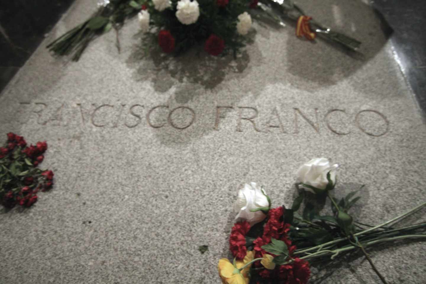 Losa de granito que tapa la sepultura de Francisco Franco en la basílica del Valle de los Caídos.