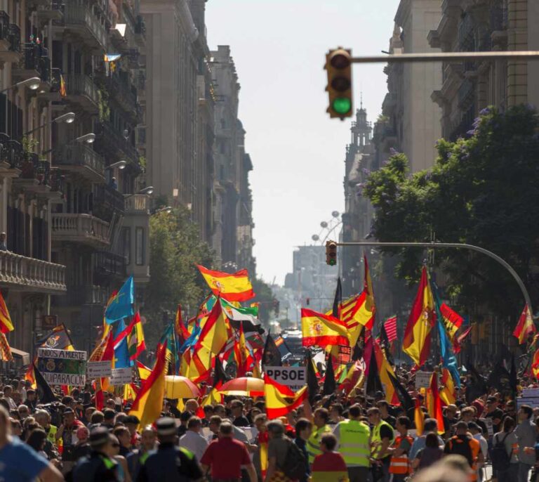 Agresiones por la espalda de los independentistas en Barcelona: "Os cortaría la cabeza hijos de puta"