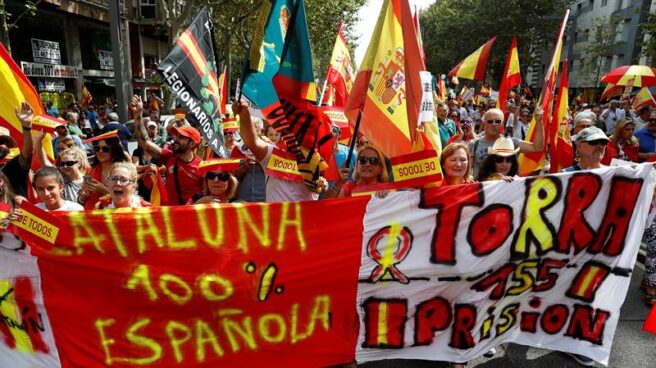 Los Mossos impiden el enfrentamiento entre manifestantes españolistas e independentistas