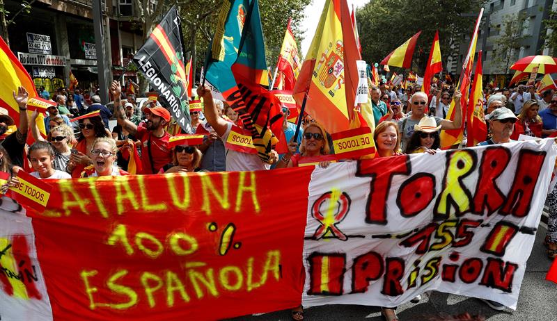 Los Mossos impiden el enfrentamiento entre manifestantes españolistas e independentistas