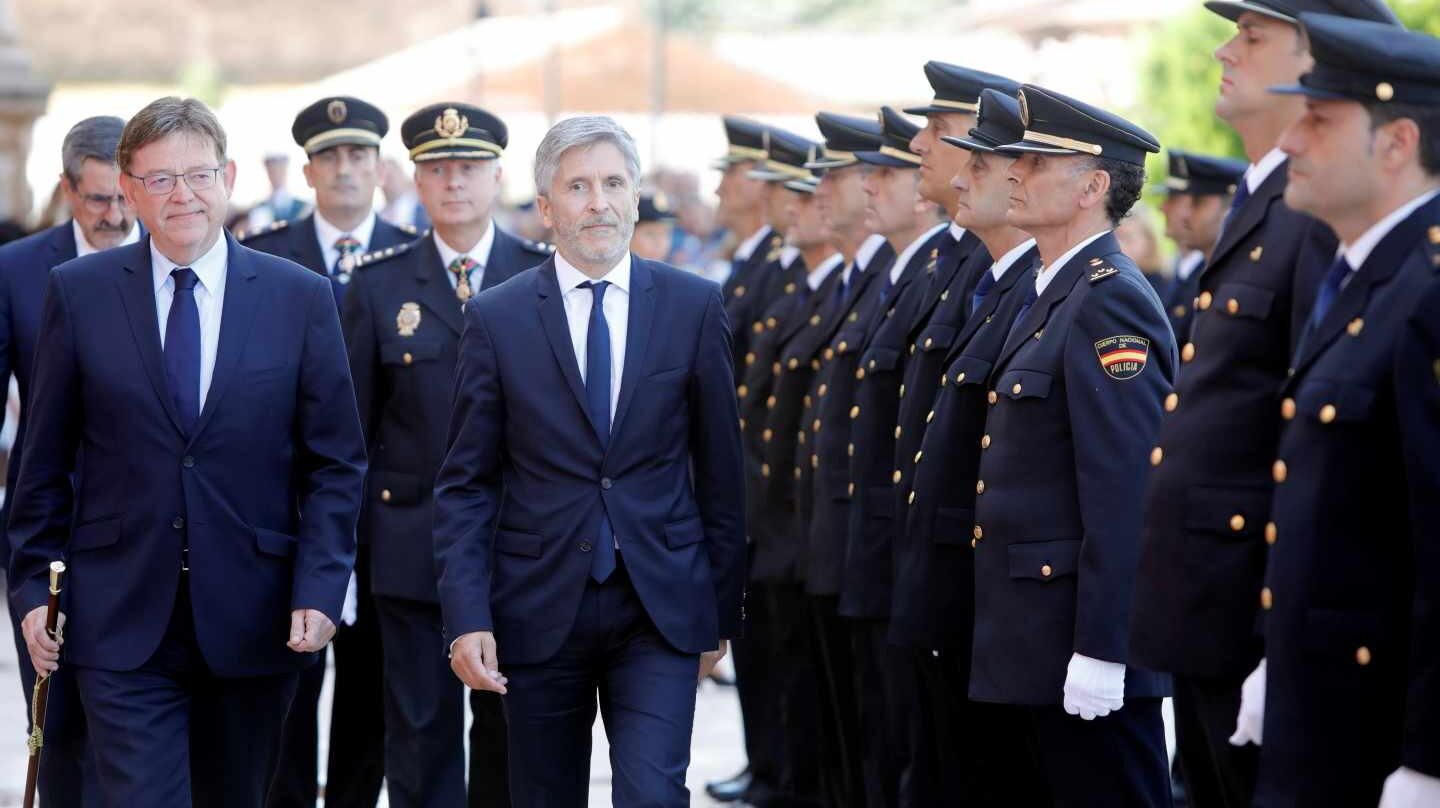 El presidente de la Generalitat, Ximo Puig (d) , y el ministro del Interior, Fernando Grande-Marlaska, en un acto del Día de la Policía en Valencia.