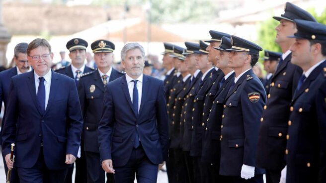 El presidente de la Generalitat, Ximo Puig (d) , y el ministro del Interior, Fernando Grande-Marlaska, en un acto del Día de la Policía en Valencia.