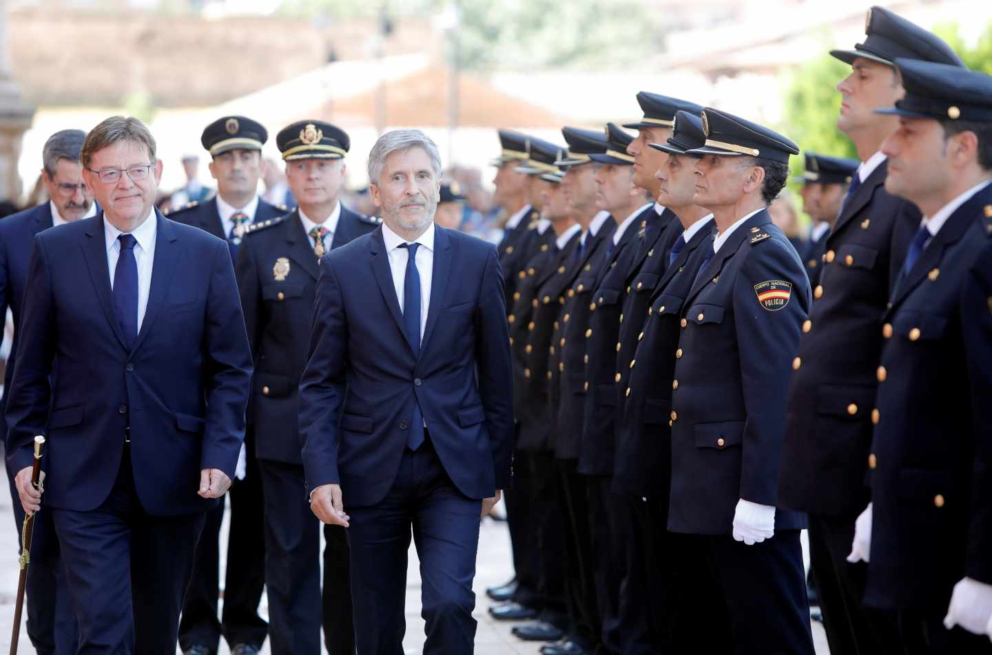 El presidente de la Generalitat, Ximo Puig (d) , y el ministro del Interior, Fernando Grande-Marlaska, en un acto del Día de la Policía en Valencia.