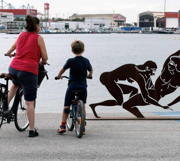 Piden la retirada de las esculturas eróticas "por vulnerar la Ley de protección al menor"