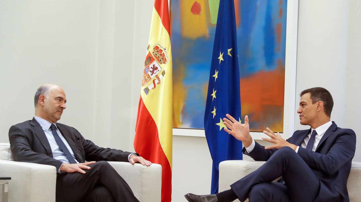 El presidente del Gobierno, Pedro Sánchez, reunido con el comisario europeo de Asuntos Económicos, Pierre Moscovici.