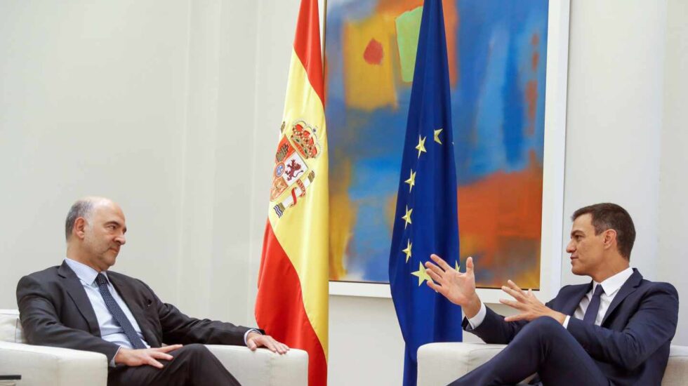 El presidente del Gobierno, Pedro Sánchez, reunido con el comisario europeo de Asuntos Económicos, Pierre Moscovici.