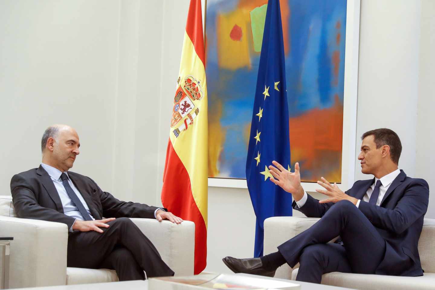 El presidente del Gobierno, Pedro Sánchez, reunido con el comisario europeo de Asuntos Económicos, Pierre Moscovici.