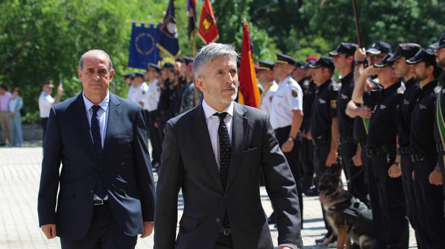 El ministro del Interior, Fernando Grande-Marlaska, y el director general de la Policía Nacional, Francisco Pardo Piqueras.