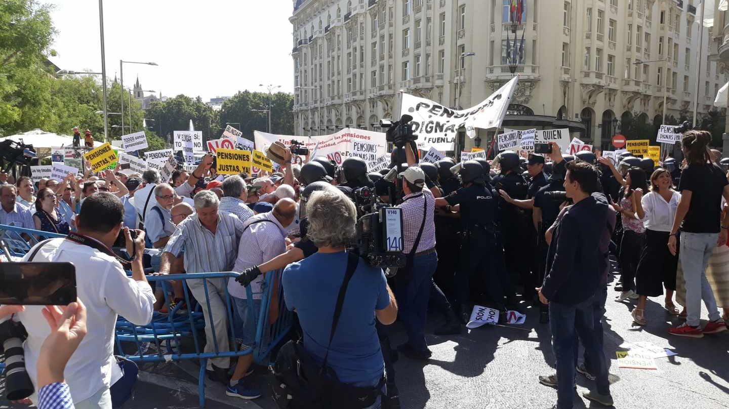 Los pensionistas a las puertas del Congreso.