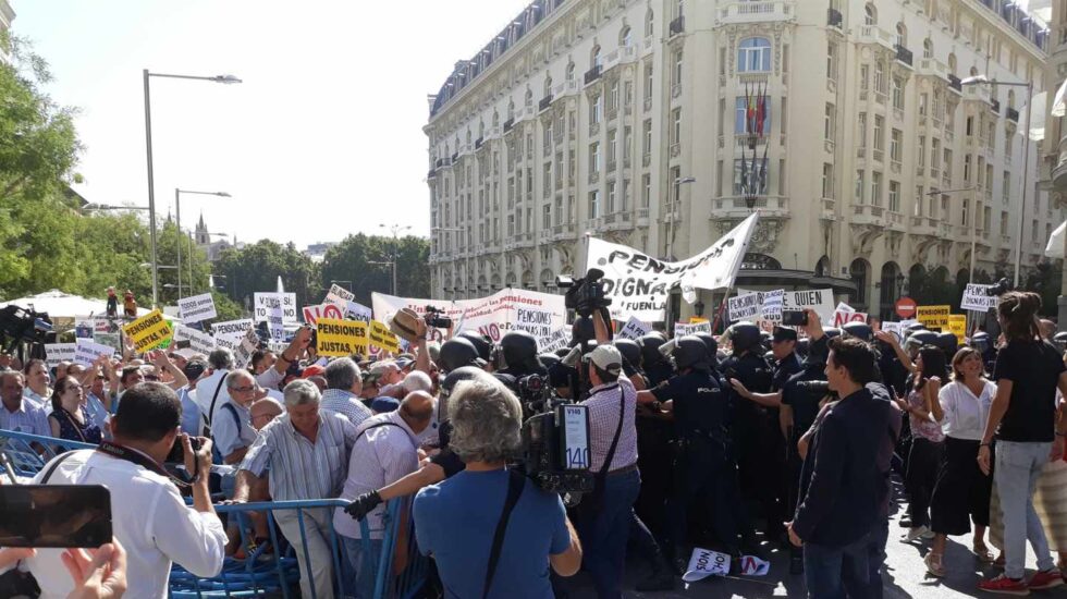 Los pensionistas a las puertas del Congreso.