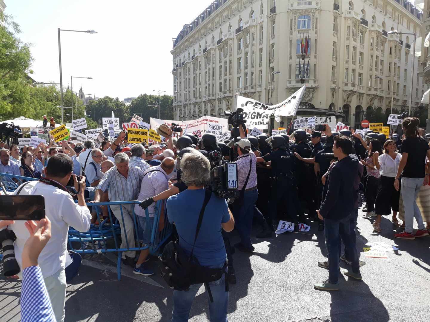 Los pensionistas a las puertas del Congreso.