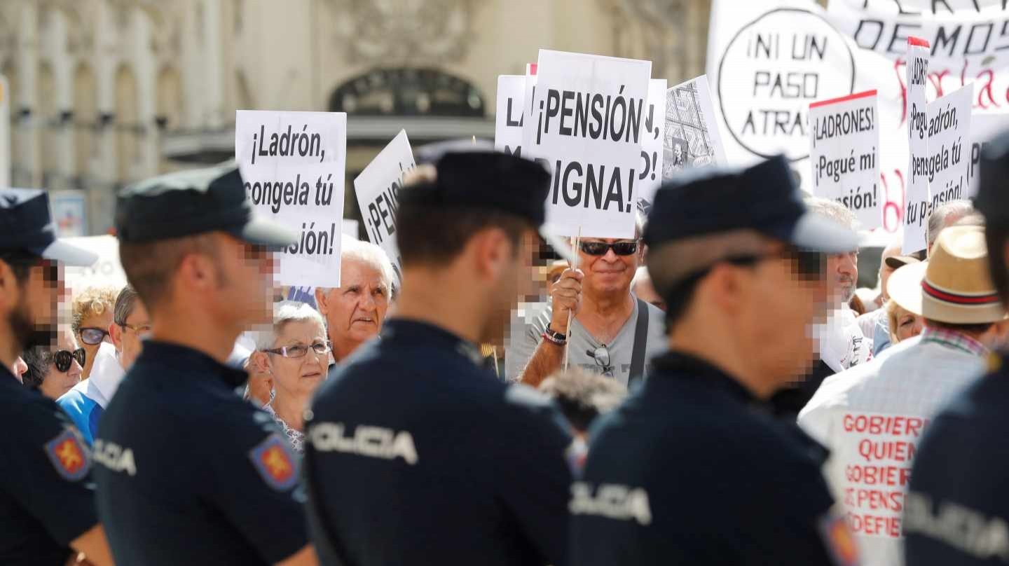Decenas de pensionistas han cortado de nuevo el tráfico frente al Congreso para pedir a los partidos políticos que componen el Pacto de Toledo que revaloricen las pensiones conforme al IPC "real" y no utilicen nuevas fórmulas ligadas a los salarios o al PIB.