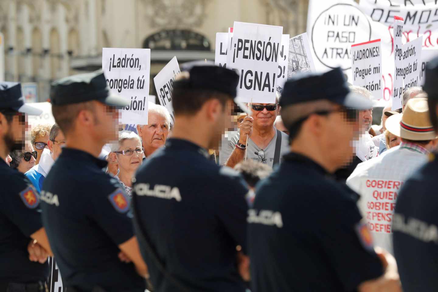 Decenas de pensionistas han cortado de nuevo el tráfico frente al Congreso para pedir a los partidos políticos que componen el Pacto de Toledo que revaloricen las pensiones conforme al IPC "real" y no utilicen nuevas fórmulas ligadas a los salarios o al PIB.