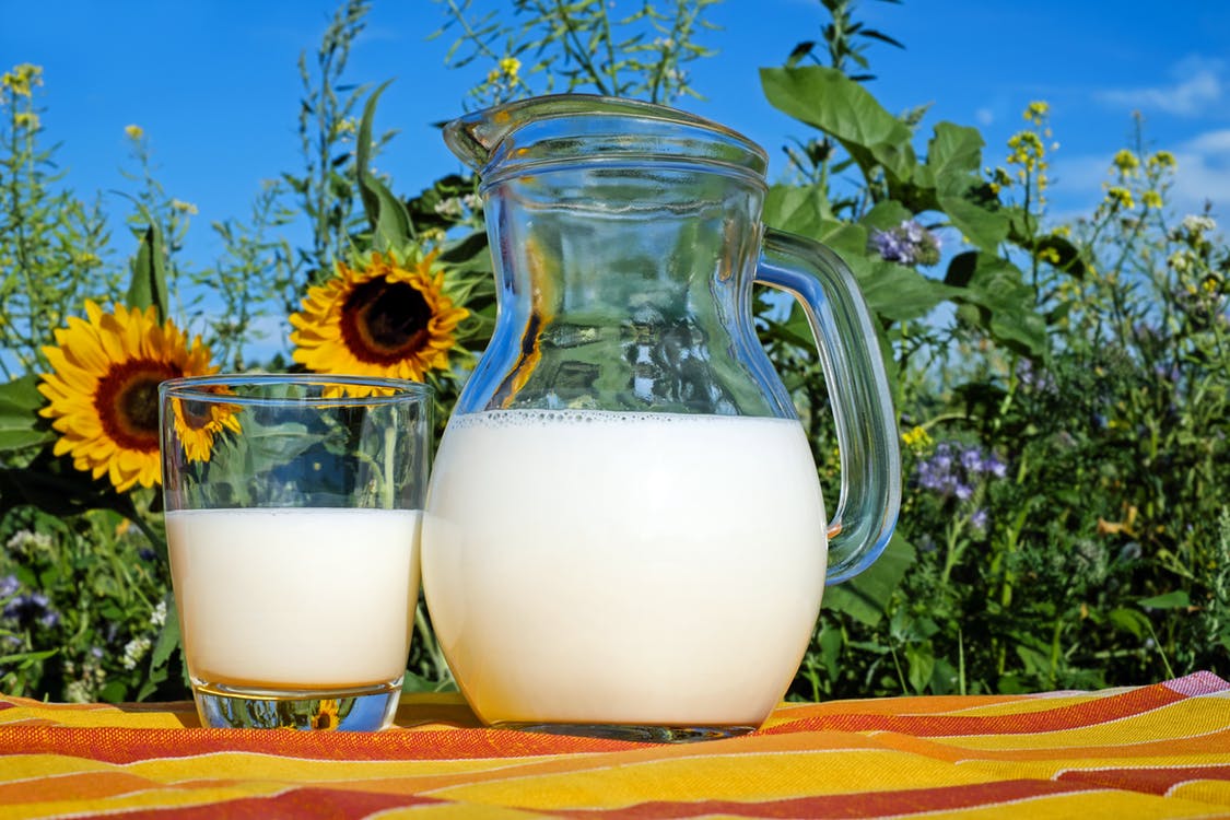 Tomar tres vasos de leche al día, sobre todo si es entera, protege el corazón y la vida.