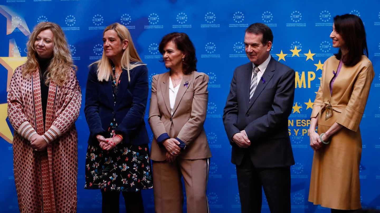 Pilar Llop (derecha), a finales de noviembre en los Premios del VI Concurso de Buenas Prácticas Locales contra la Violencia de Género.