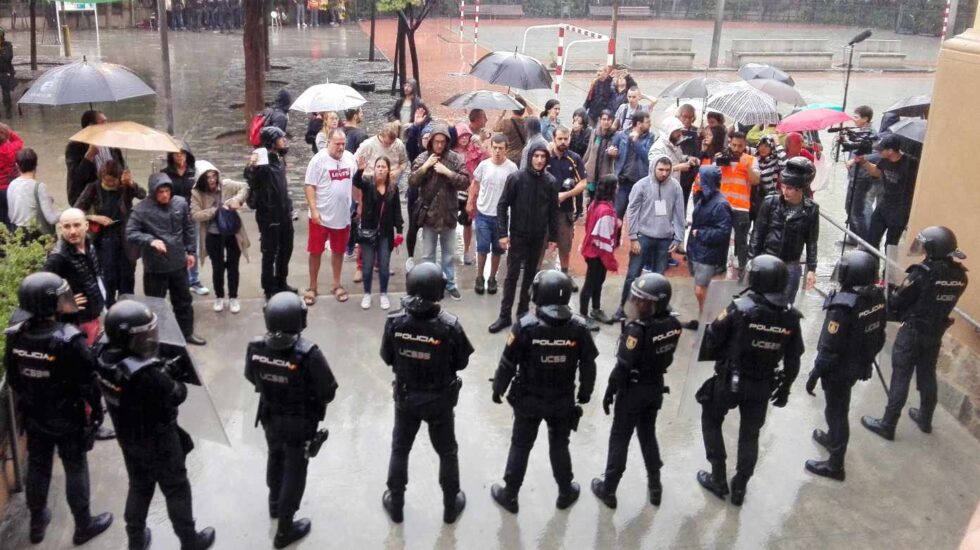 Policías nacionales, durante su intervención en un colegio catalán para requisar urnas el pasado 1-O.