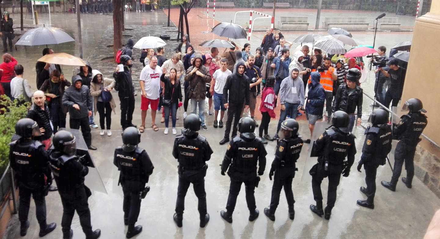 Policías nacionales, durante su intervención en un colegio catalán para requisar urnas el pasado 1-O.