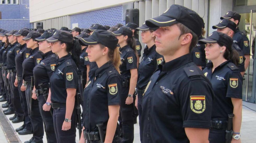 Agentes de la Policía Nacional, en formación.