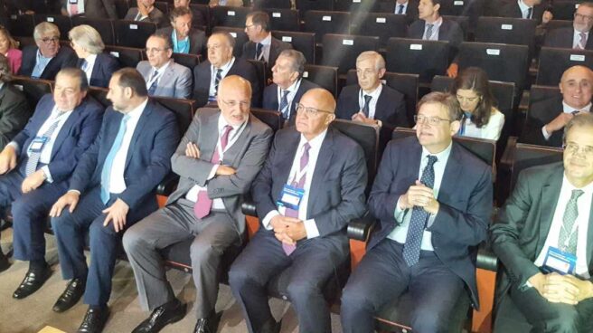 quierocorredor Los propietarios de Mercadona o Caixabank y el presidente de la CEOE junto a Ábalos y Puig en el acto.