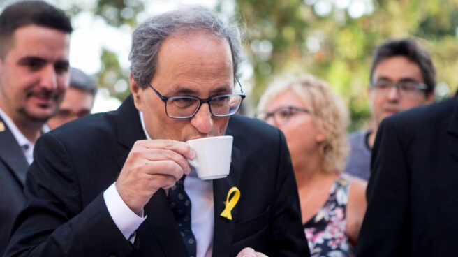 Quim Torra, bebiendo un café antes de la ofrenda floral de la Diada 2018.