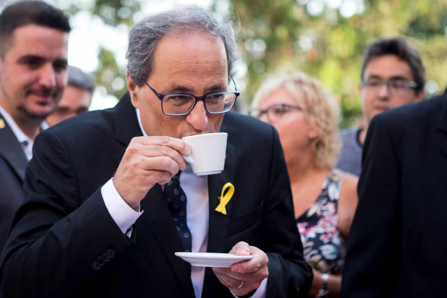 Quim Torra, bebiendo un café antes de la ofrenda floral de la Diada 2018.