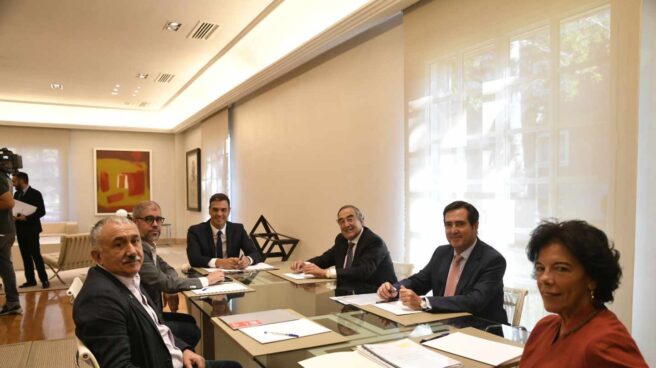 reunion-sanchez-sindicatos-patronal El presidente del Gobierno, Pedro Sánchez, y la ministra de Educación, Isabel Celaá, reunidos con los secretarios generales de CCOO y UGT, Unai Sordo y Pepe Álvarez, y los presidentes de CEOE y Cepyme, Juan Rosell y Antonio Garamendi.