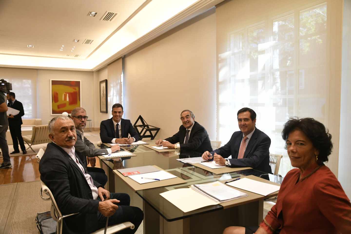 El presidente del Gobierno, Pedro Sánchez, y la ministra de Educación, Isabel Celaá, reunidos con los secretarios generales de CCOO y UGT, Unai Sordo y Pepe Álvarez, y los presidentes de CEOE y Cepyme, Juan Rosell y Antonio Garamendi.