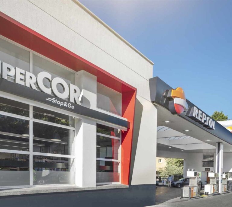 Repsol y El Corte Inglés sellan una alianza para abrir 1.000 Supercor en las gasolineras
