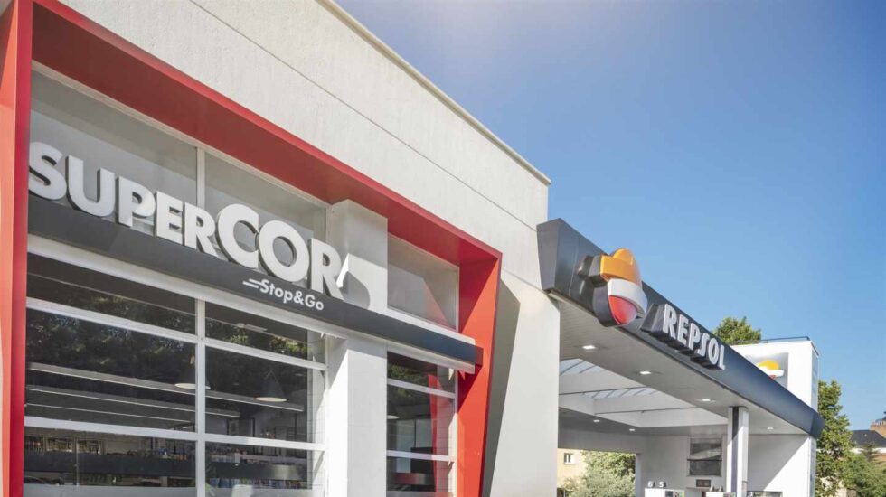 Tienda de Supercor junto a una estación de servicio de Repsol.