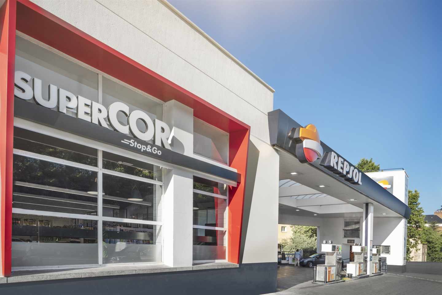 Tienda de Supercor junto a una estación de servicio de Repsol.