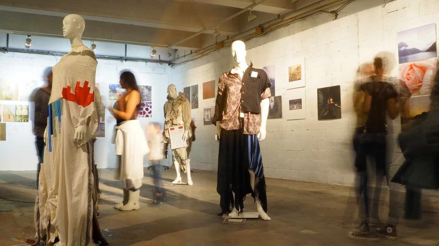 Exposición de maniquíes en la Postindustrial Fashion Show de Barcelona