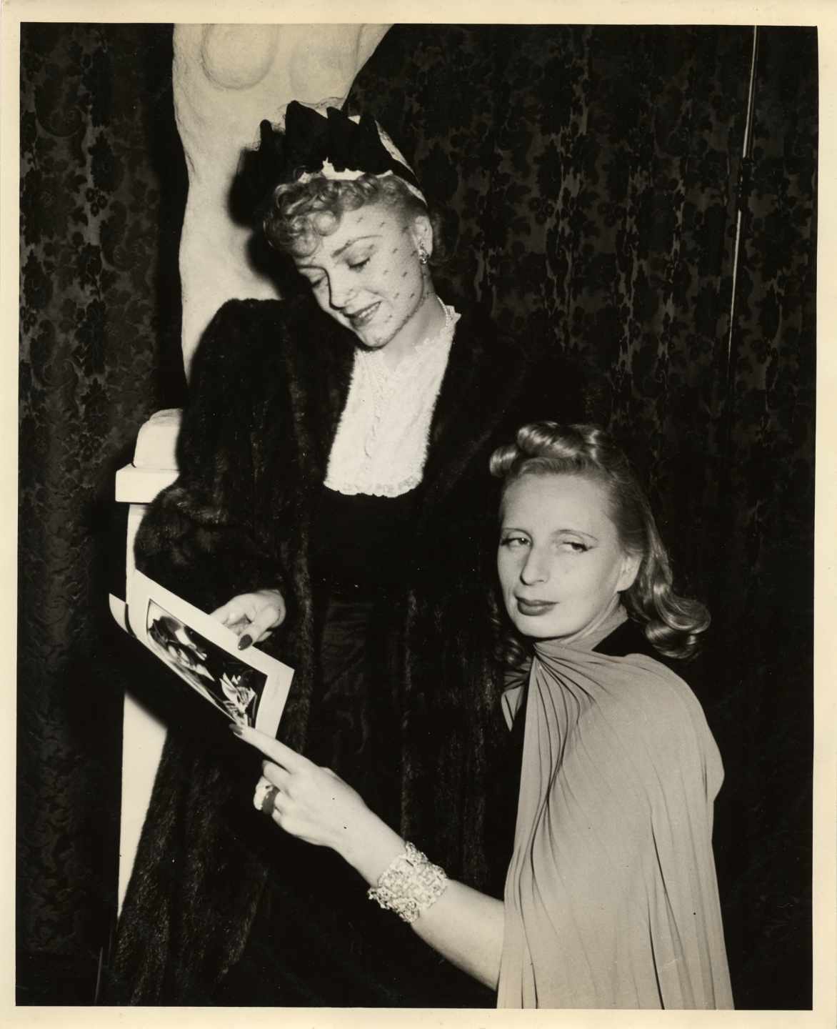 Tamara Lempicka (a la derecha) con la actriz Virginie Field, en 1941. Foto en blanco y negro.