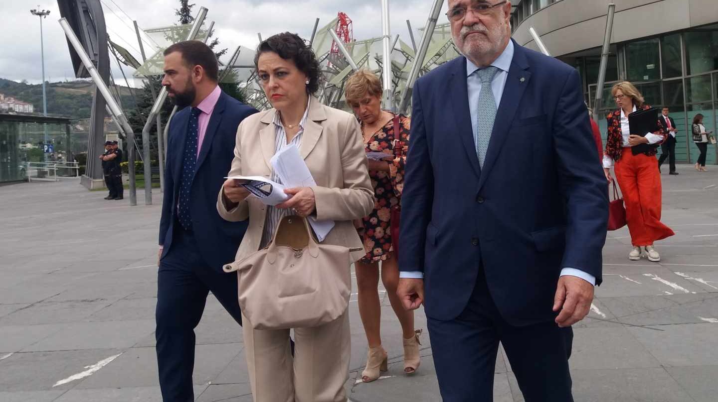 La ministra de Trabajo, Magdalena Valerio, junto al delegado del Gobierno en País Vasco.