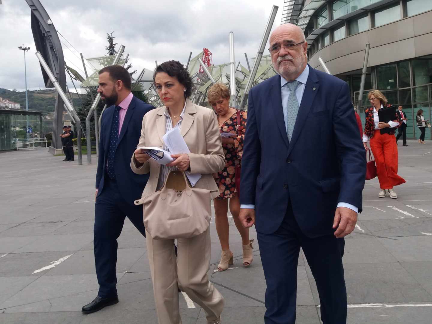 La ministra de Trabajo, Magdalena Valerio, junto al delegado del Gobierno en País Vasco.