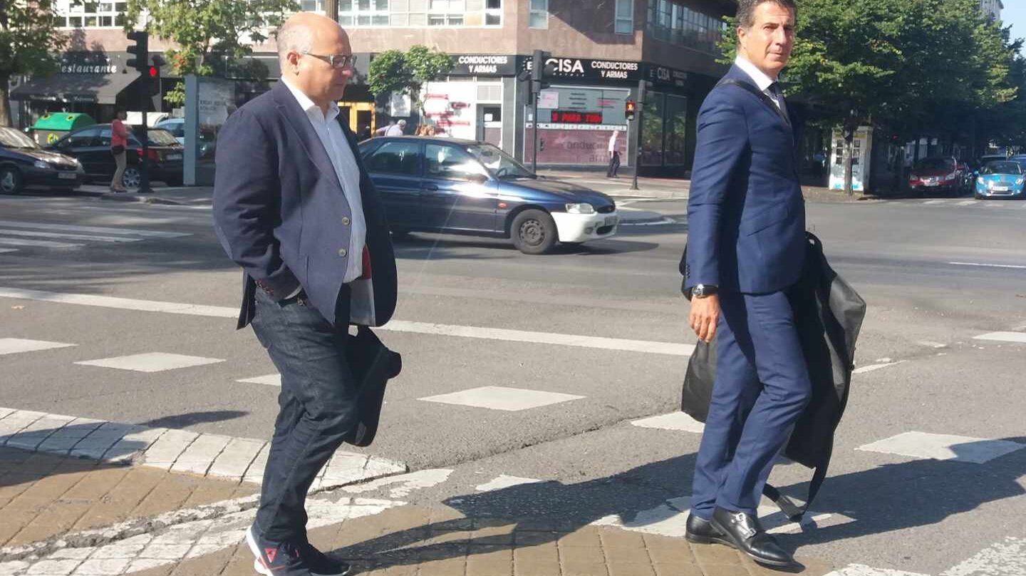 Alfredo De Miguel, junto a su abogado, a la salida de la Audiencia Provincial de Alava.