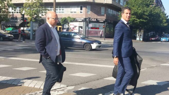 Alfredo De Miguel, junto a su abogado, a la salida de la Audiencia Provincial de Alava. Alfredo De Miguel, junto a su abogado, a la salida de la Audiencia Provincial de Alava.