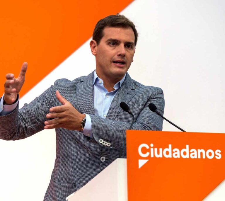 Rivera también pide a Cospedal que deje su escaño del Congreso