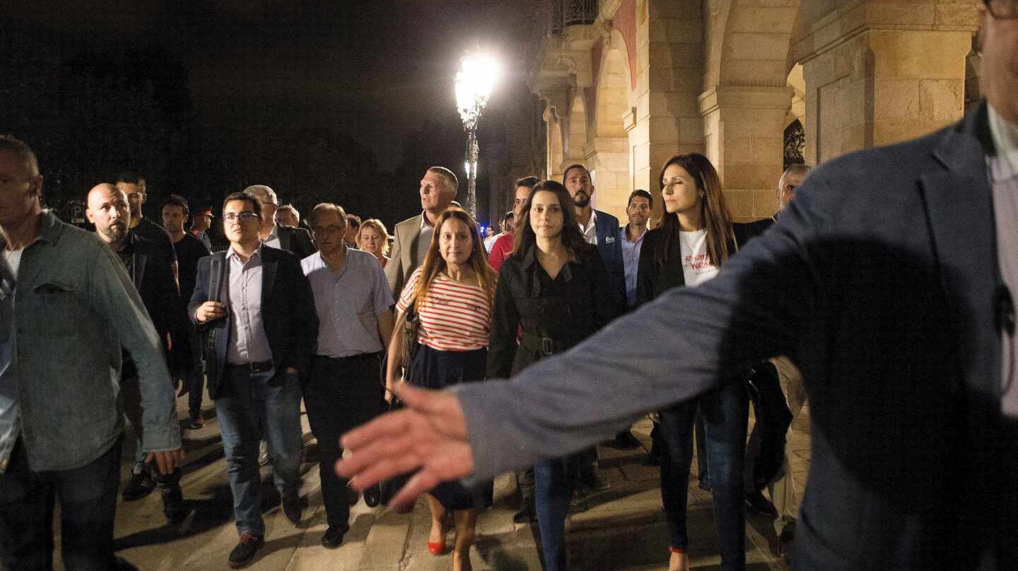 Inés Arrimadas y otros diputados de Ciudadanos salen del Parlament bajo protección.