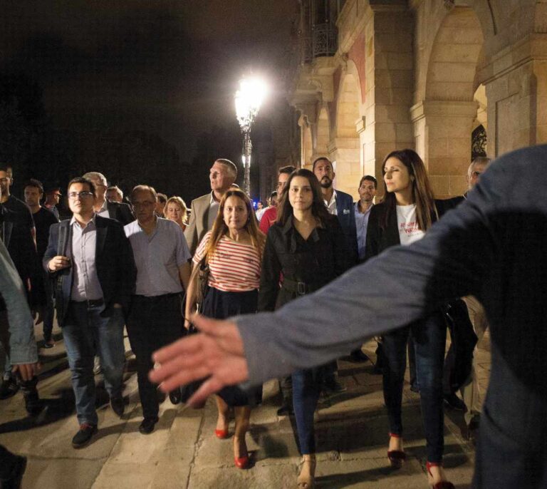 Pitada contra Torra y Torrent en el acto final de la manifestación del 1-O