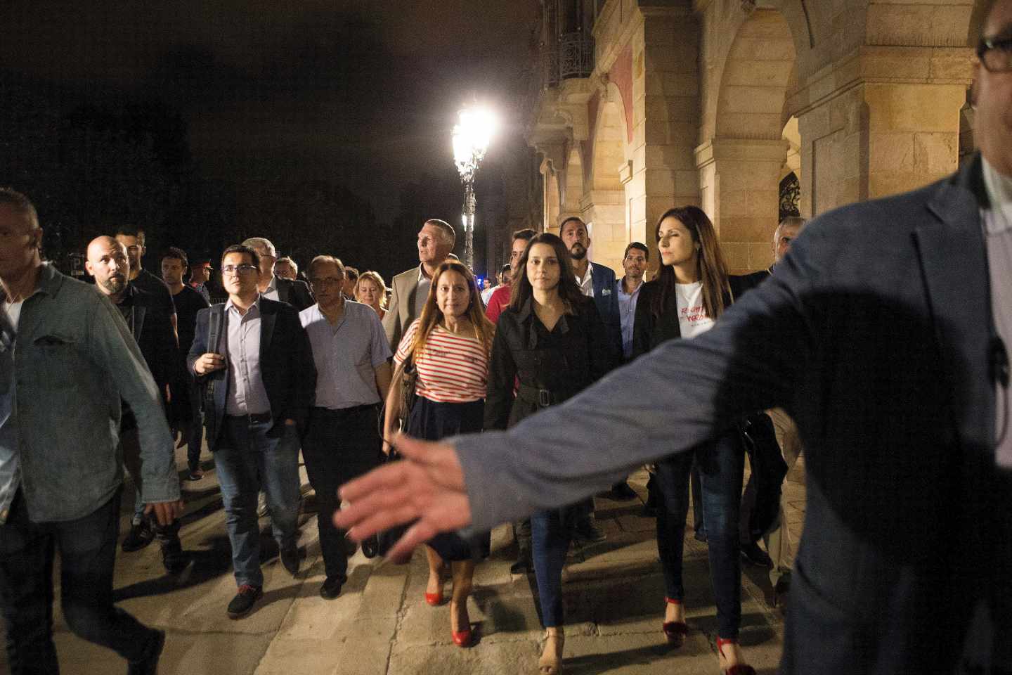 Inés Arrimadas y otros diputados de Ciudadanos salen del Parlament bajo protección.