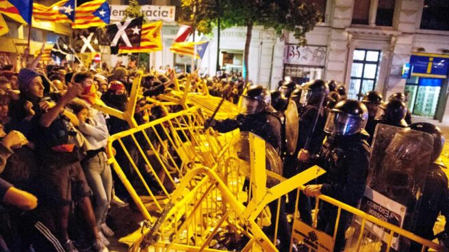 Protesta de los radicales en la Subdelegación del Gobierno en Gerona.