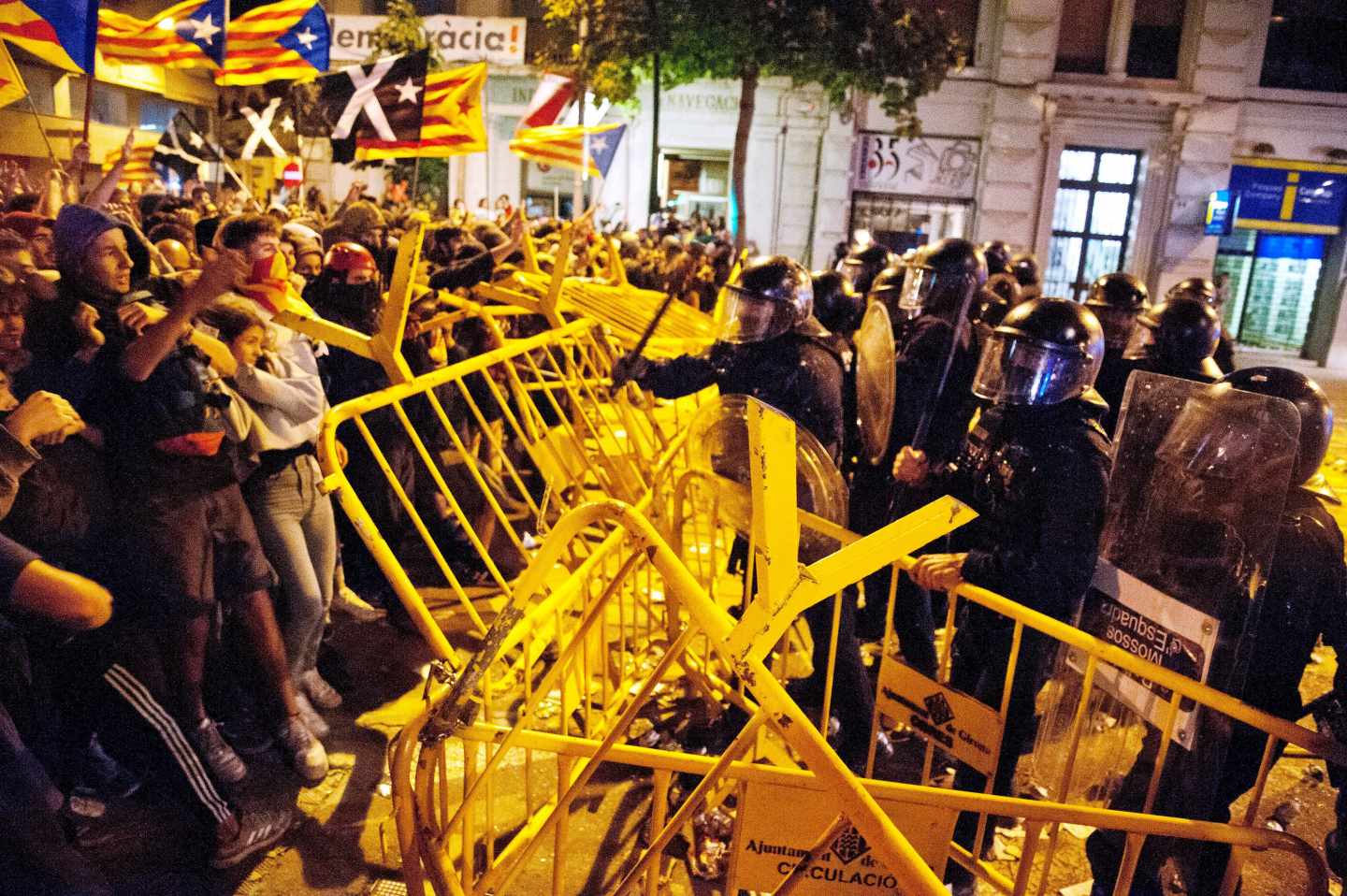 Protesta de los radicales en la Subdelegación del Gobierno en Gerona.