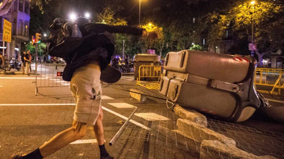 Un manifestante lanza piedras a los Mossos d'Esquadra en Barcelona.