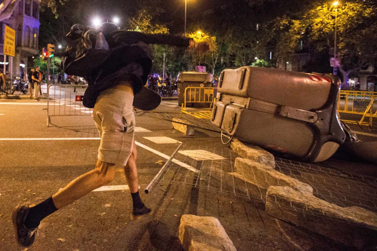 Un manifestante lanza piedras a los Mossos d'Esquadra en Barcelona.