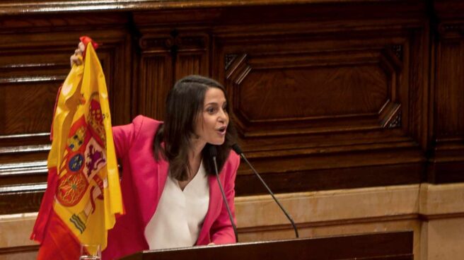Arrimadas exhibe la bandera de España en la tribuna del Parlament