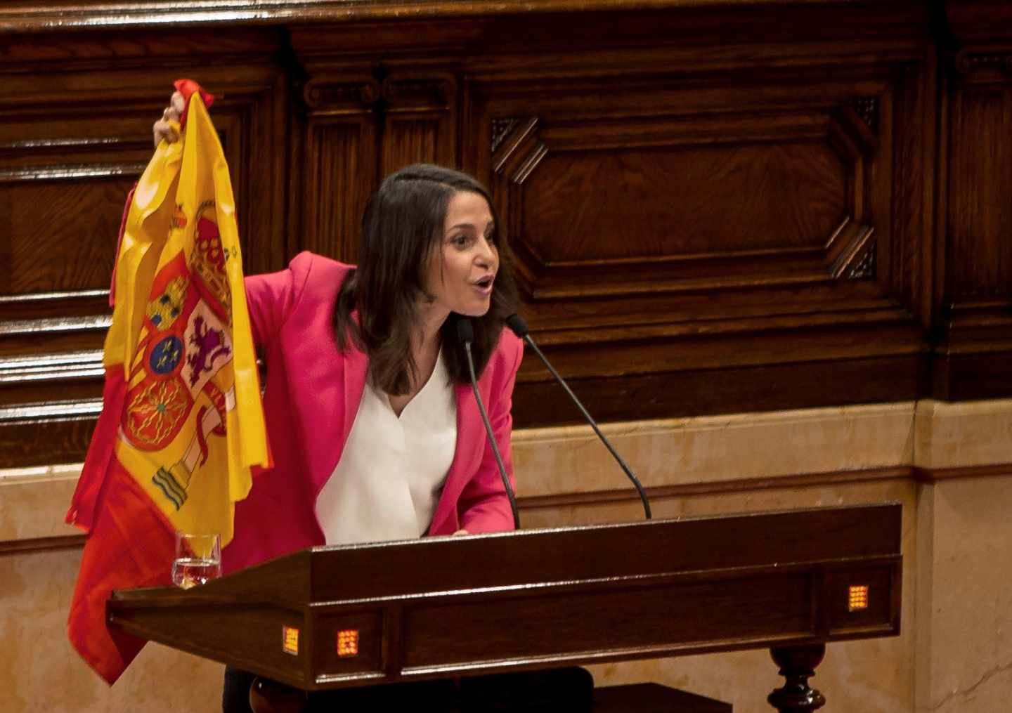 Inés Arrimadas exhibe la bandera de España en el Parlament.